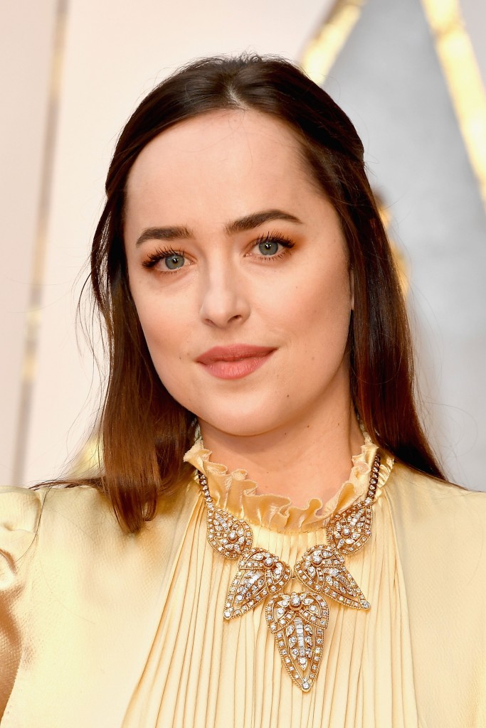 dakota-johnson-oscars-2017